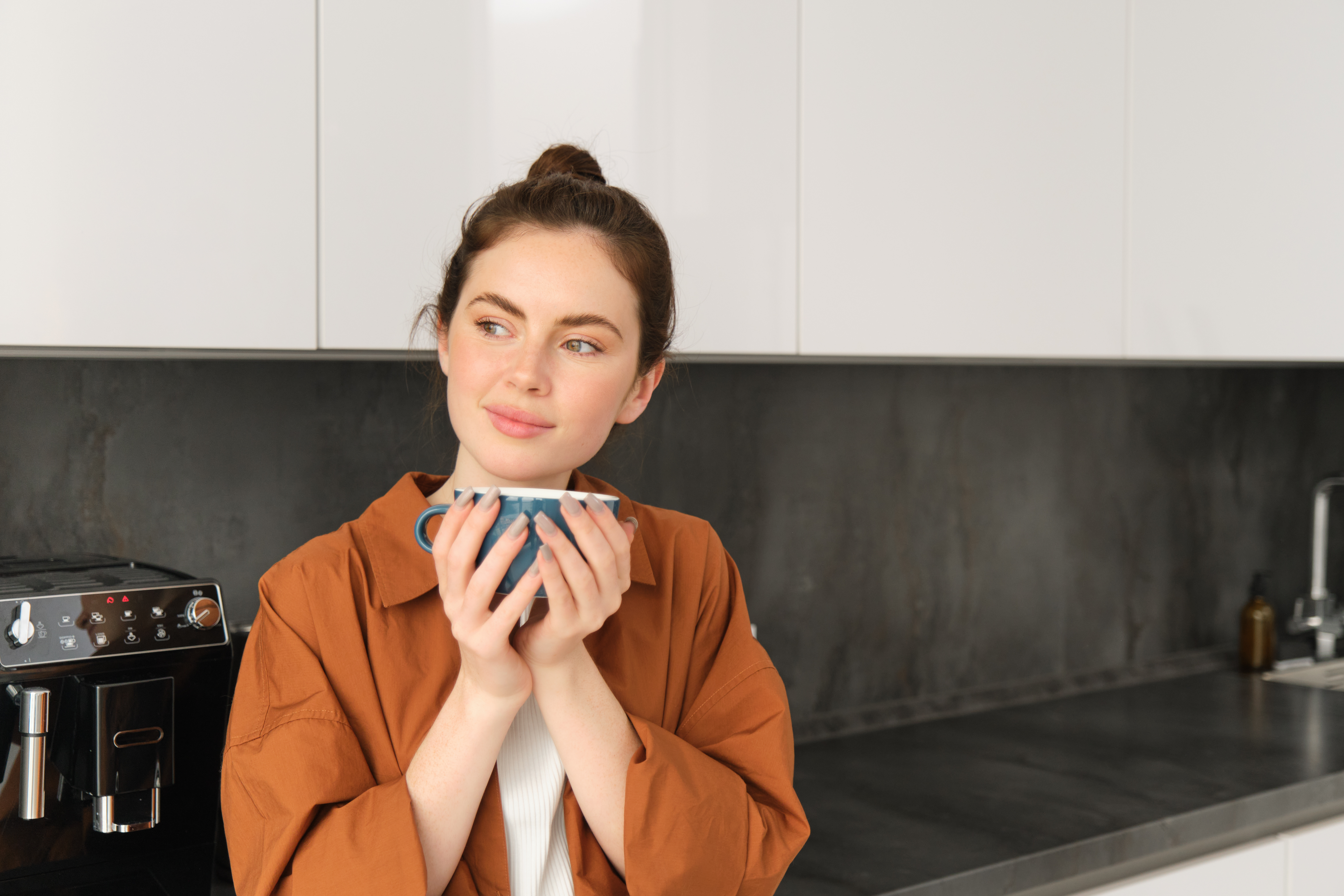 Kobieta delektująca się herbatą Earl Grey o poranku