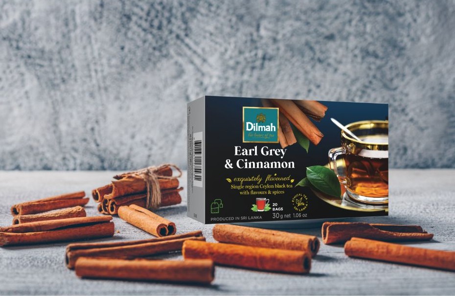 Herbata Earl Grey & Cinnamon na kuchennym blacie, obok laski cejlońskiego cynamonu.