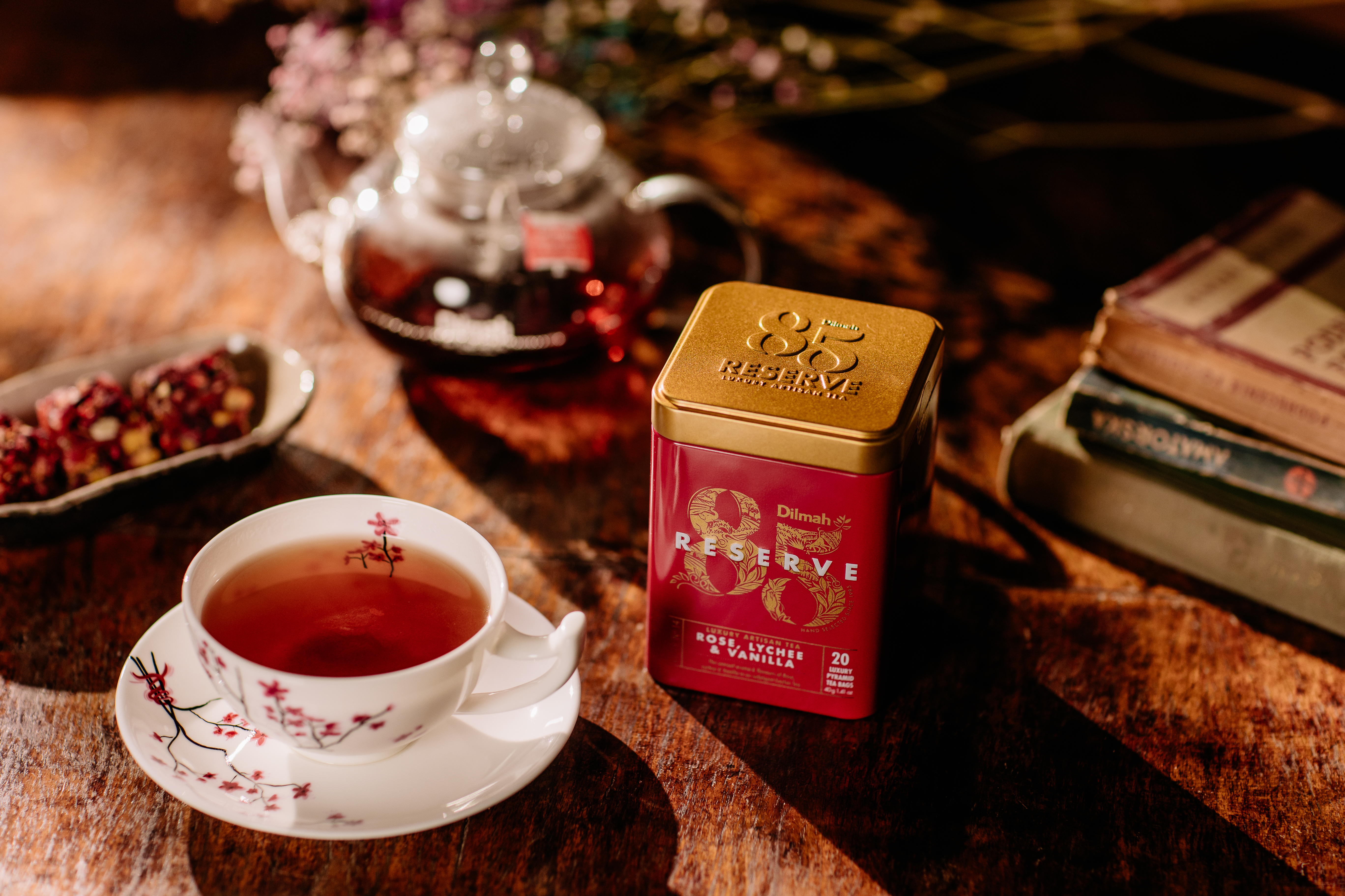 Dilmah 85 Reserve Rose, Lychee and Vanilla na stoliku obok elegnckiej filiżanki.