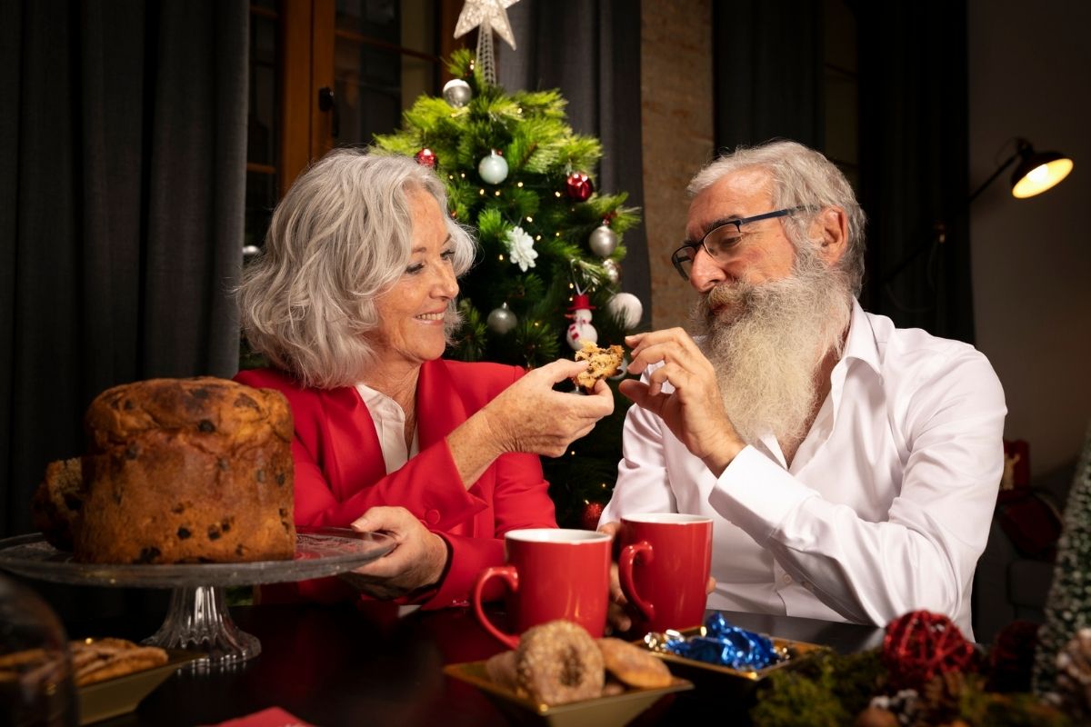 Seniorzy jedzący wspólnie Panettone podczas Świąt Bożego Narodzenia we Włoszech.